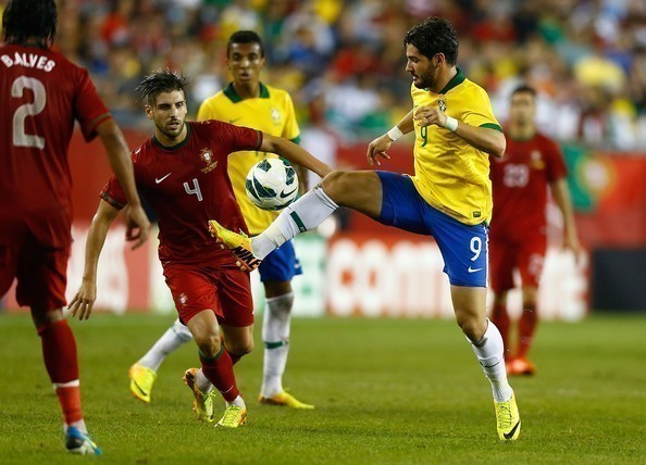 Leões tentam jogador que é dado como certo no Chelsea. Elevado salário complica negócio com o Sporting.