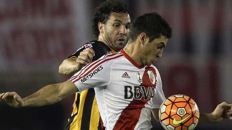 Nova disputa entre Benfica e Sporting por avançado