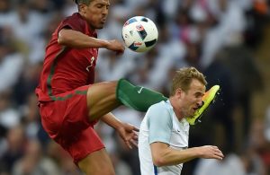 A brutal entrada de Bruno Alves a Harry Kane
