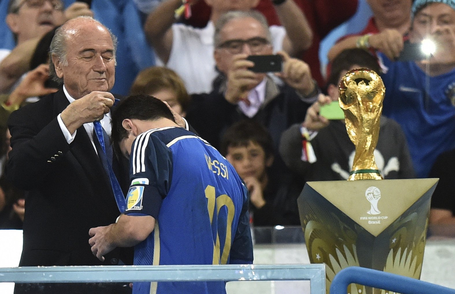 “Claro que Messi é melhor que Ronaldo! É o filho ideal!”