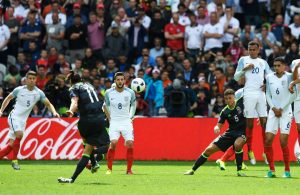 Bale explica porque não segue os conselhos de Ronaldo para bater livres