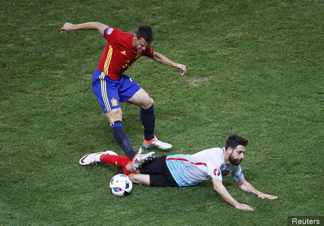 spains_cesar_azpilicueta_in_action_with_turkeys_olcay_sahan_216088