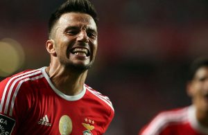 Samaris com traumatismo no joelho esquerdo