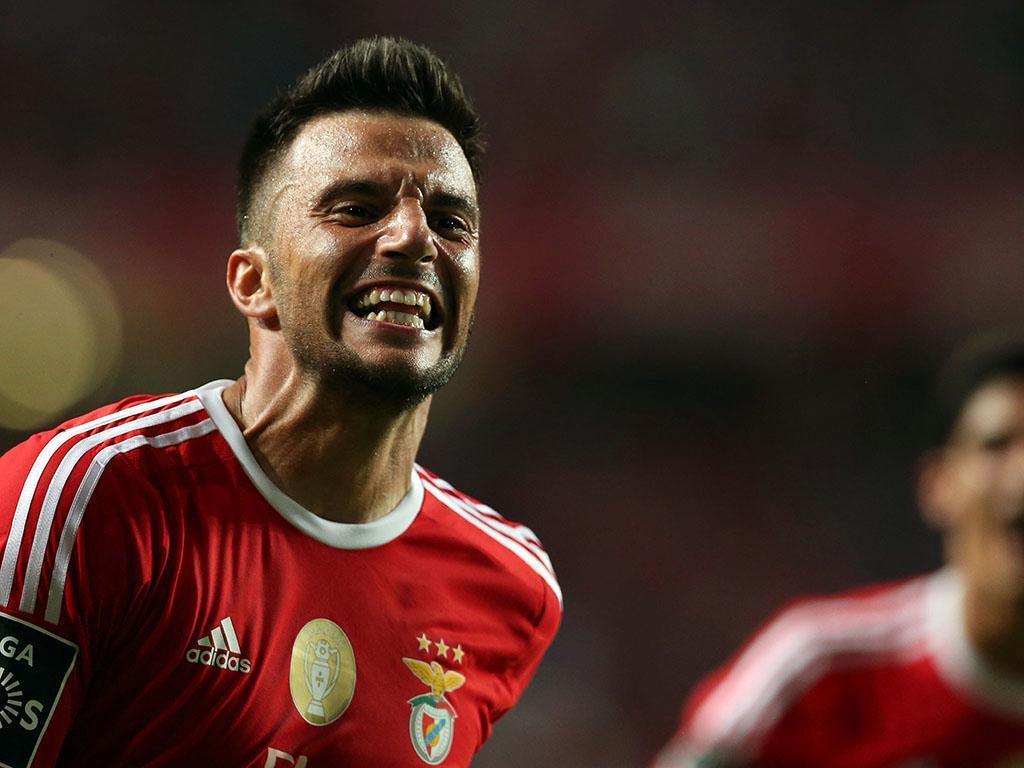 Samaris com traumatismo no joelho esquerdo