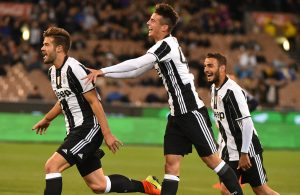Central da Juventus marca golo sensacional a 50 metros da baliza!