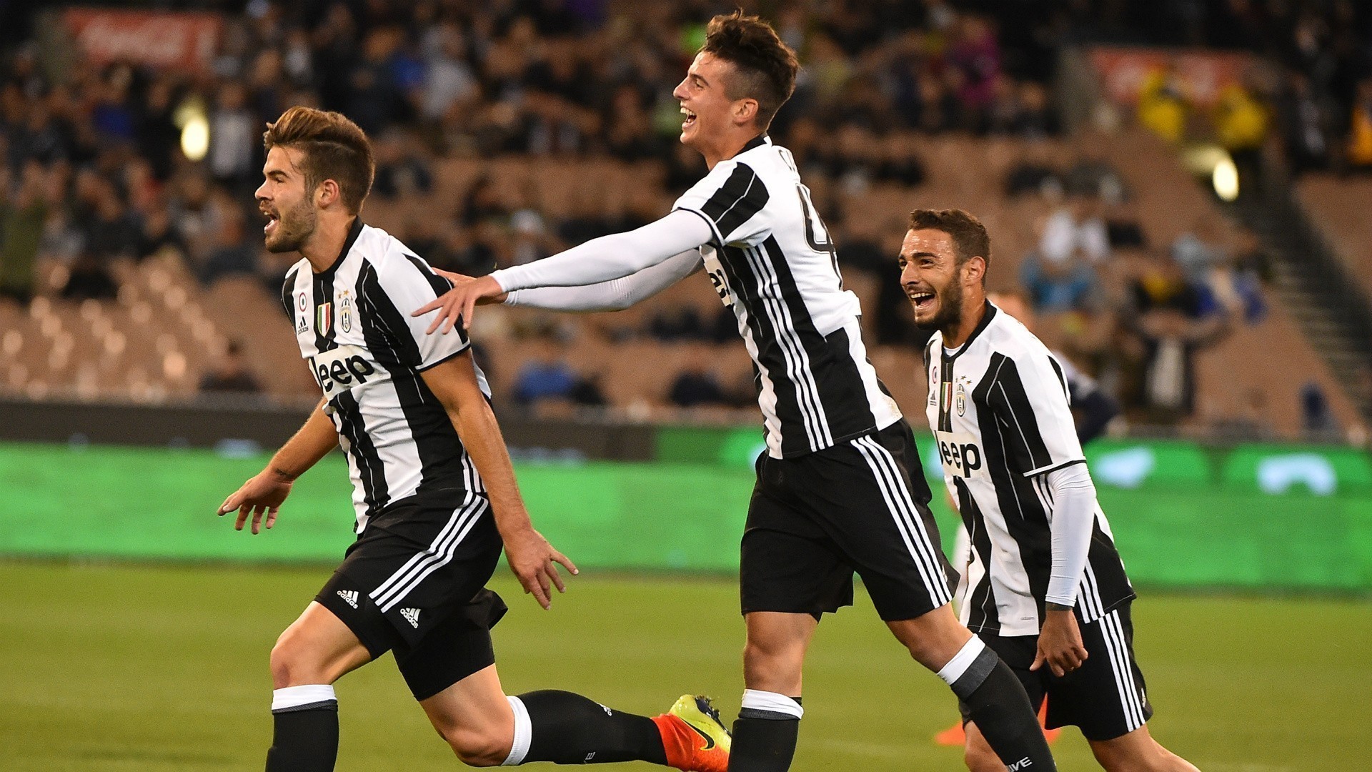 Central da Juventus marca golo sensacional a 50 metros da baliza!