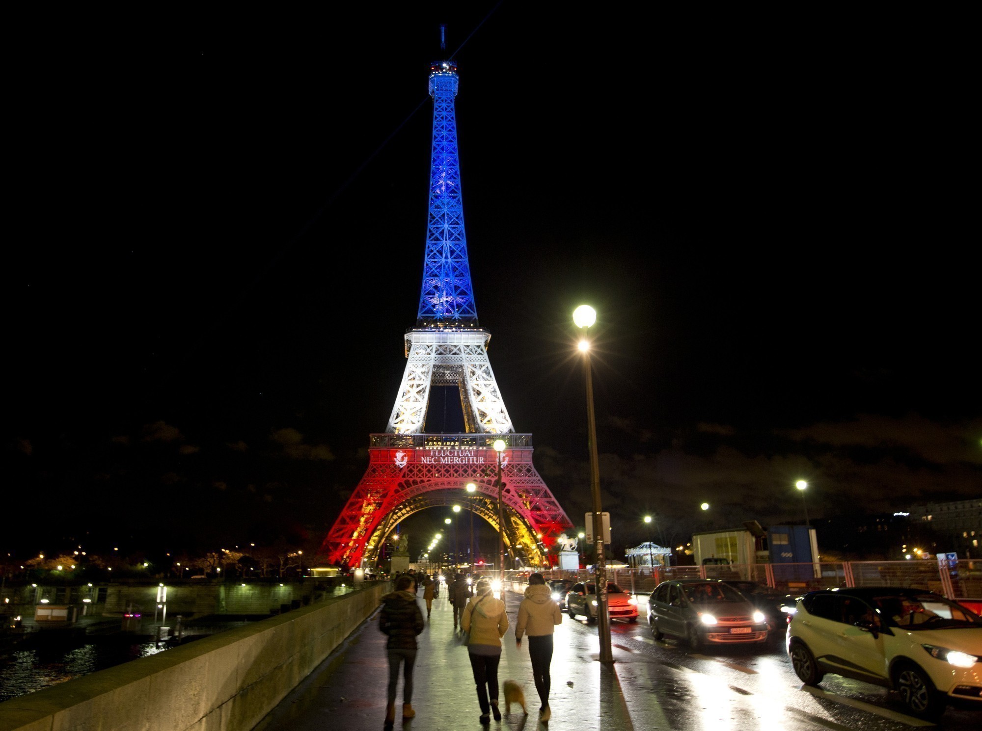 A explicação para a Torre Eiffel não ficar iluminada com as cores de Portugal