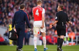 Per Mertesacker é baixa para os próximos cinco meses