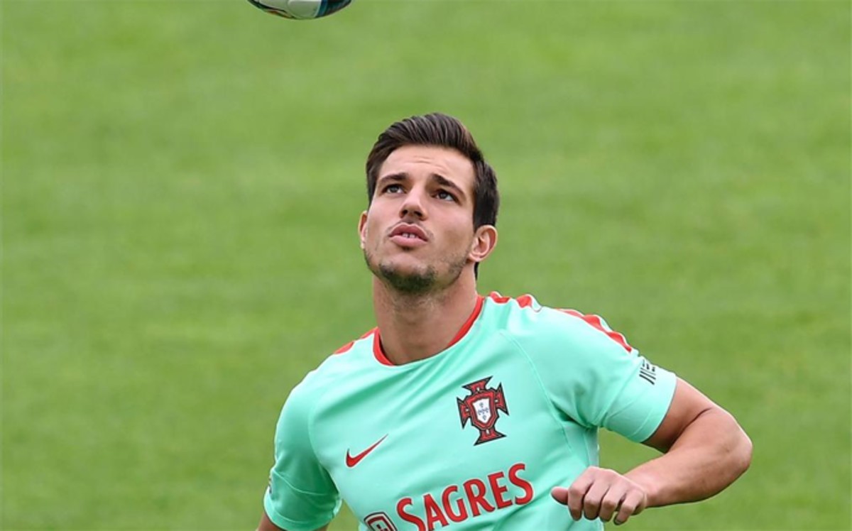 Barcelona e Manchester City disputam Cédric