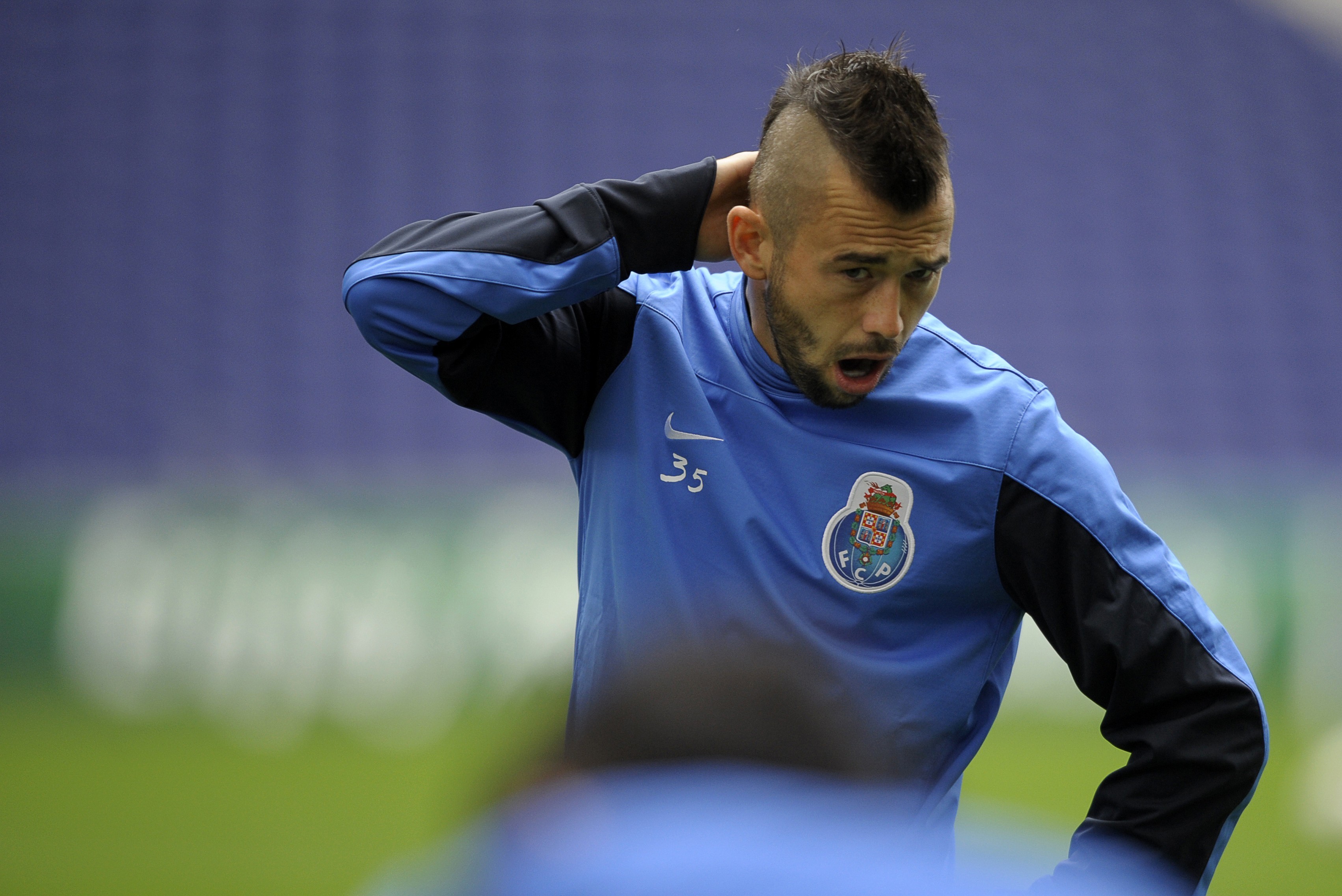 OFICIAL: Defour é reforço do Burnley