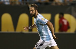 Gonzalo Higuaín de fora dos convocados da Argentina no regresso de Messi