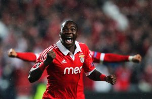 OFICIAL: Ola John é reforço do Wolverhampton