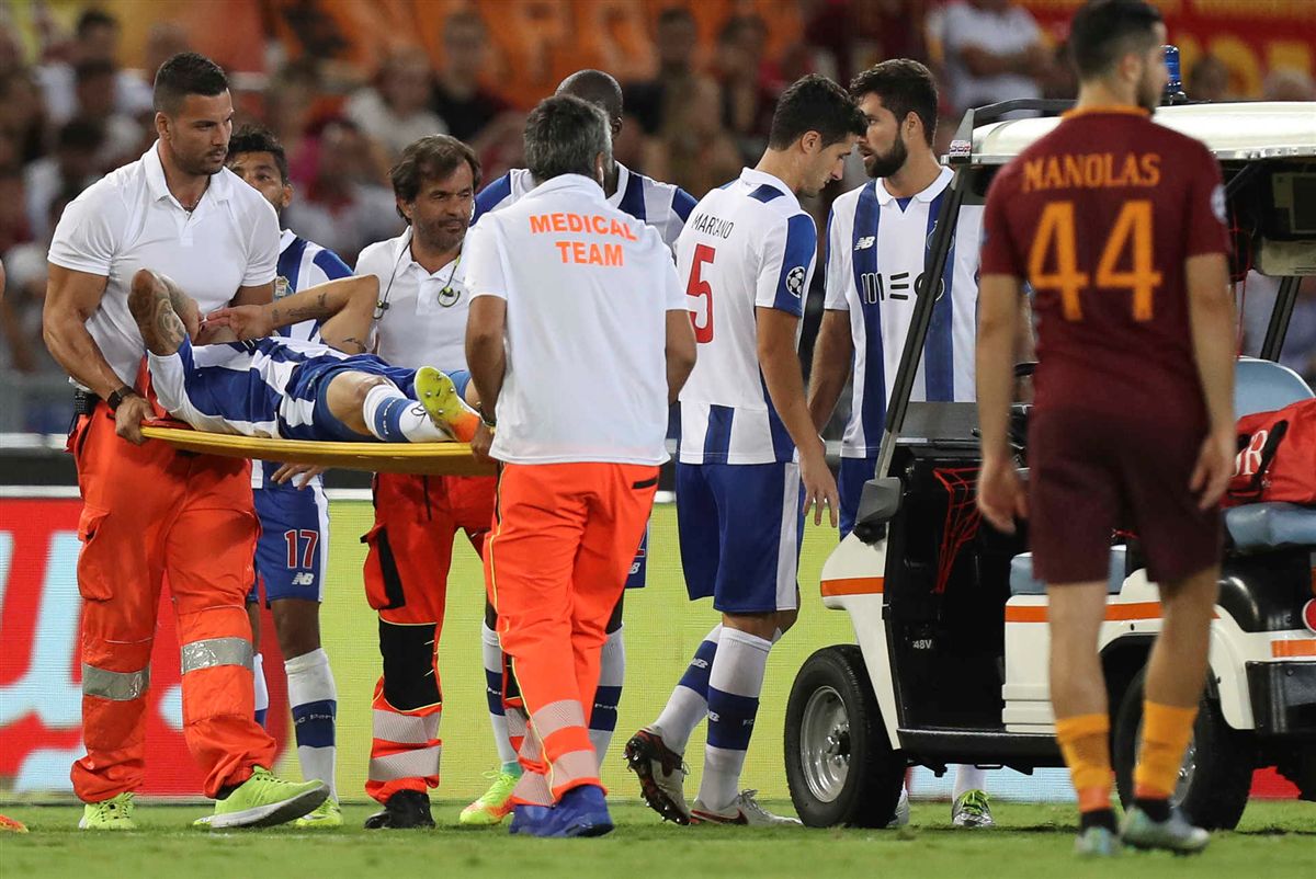 Maxi Pereira com uma ferida muito profunda na perna direita