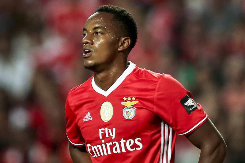 Carrillo resolve e coloca pressão no clássico