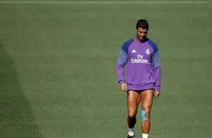Porque usa Ronaldo mangas compridas com este calor?