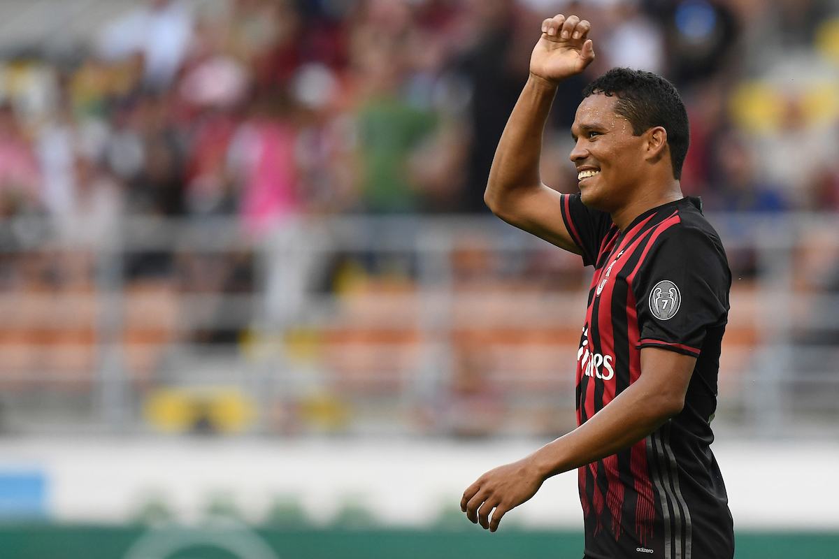 Carlos Bacca continua no Milan