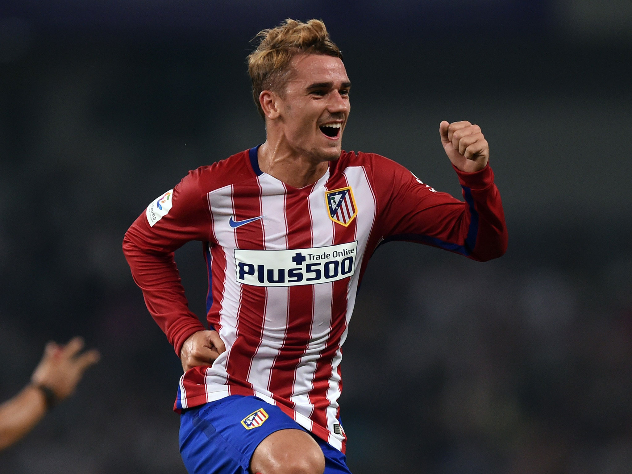 Griezmann usa mangas compridas para copiar David Beckham