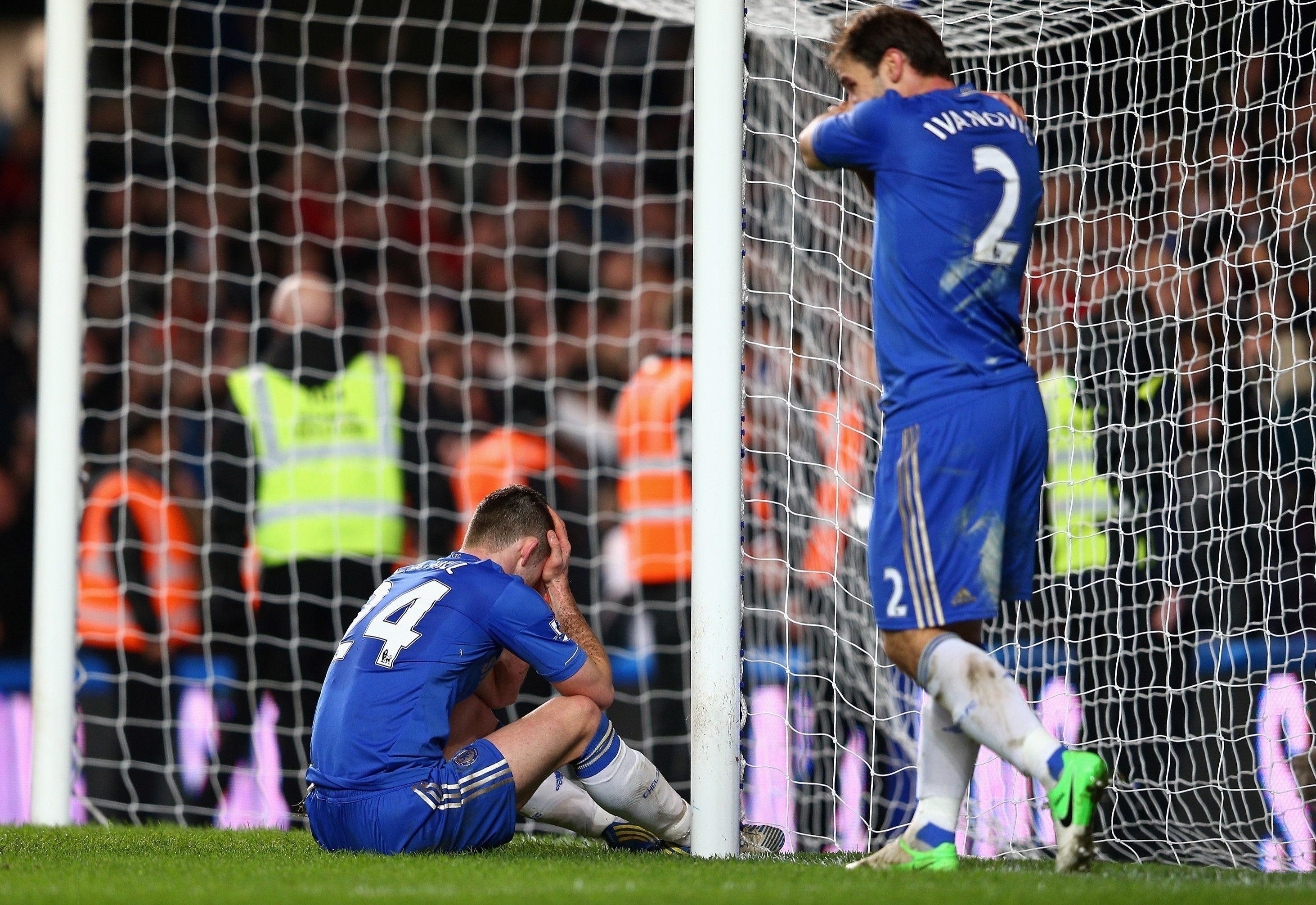 Antonio Conte pretende dispensar Cahill e Ivanovic do Chelsea