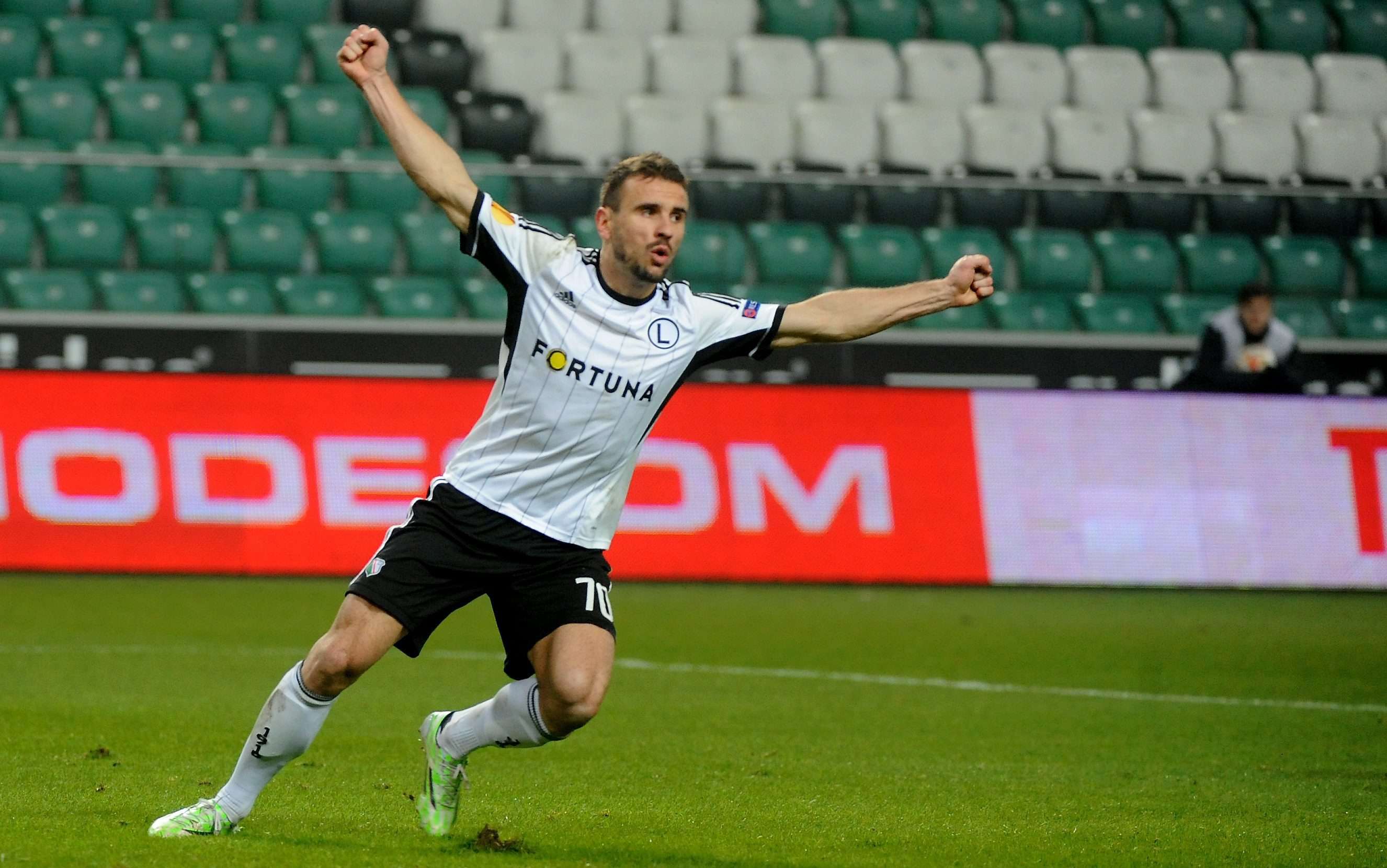 OFICIAL: Orlando Sá assina pelo Standard Liège