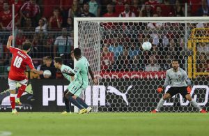 A incrível passividade e lentidão de William Carvalho no segundo golo da Suiça