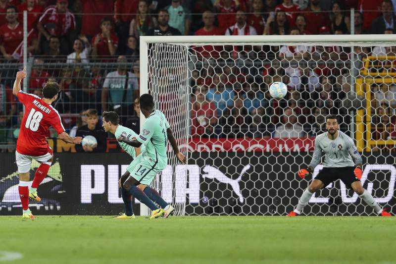 A incrível passividade e lentidão de William Carvalho no segundo golo da Suiça