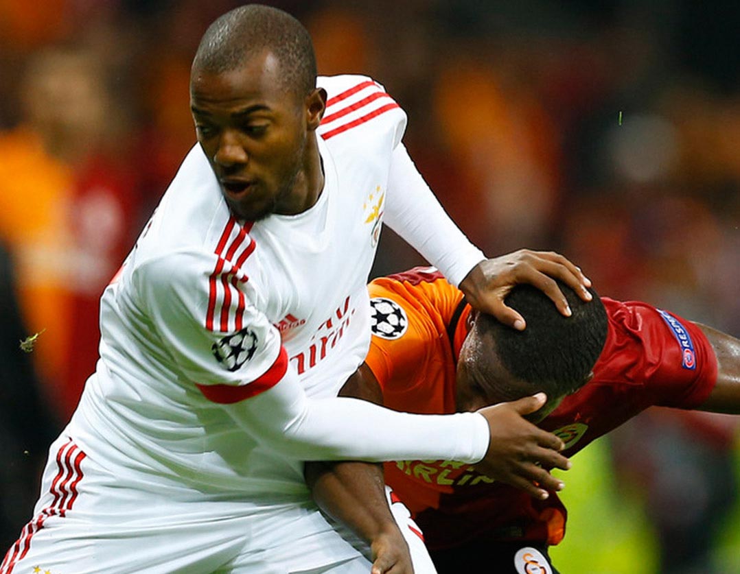 Victor Andrade lesiona-se gravemente e para seis meses