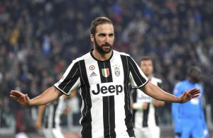 Higuaín resolve no reencontro com o Nápoles
