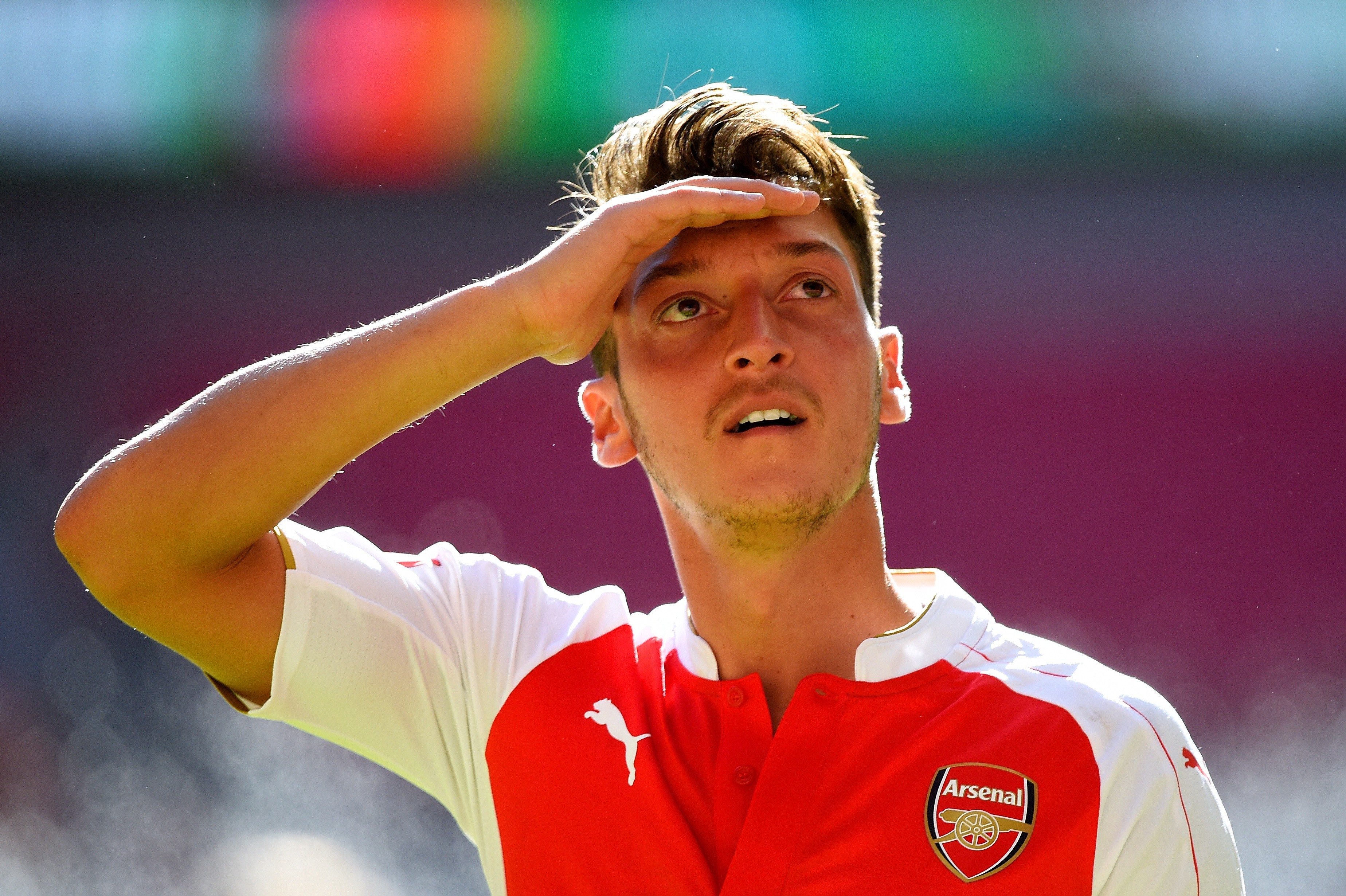Mesut  Özil é baixa de peso no clássico entre Liverpool e Arsenal