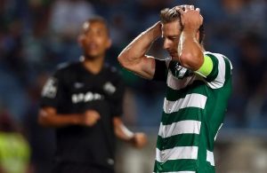 Adrien Silva só regressa em novembro