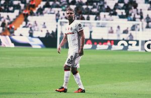 Atenção Benfica: Caner Erkin é baixa durante seis meses para o Besiktas