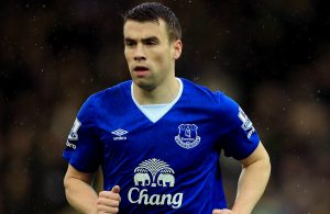 Everton renova com Seamus Coleman