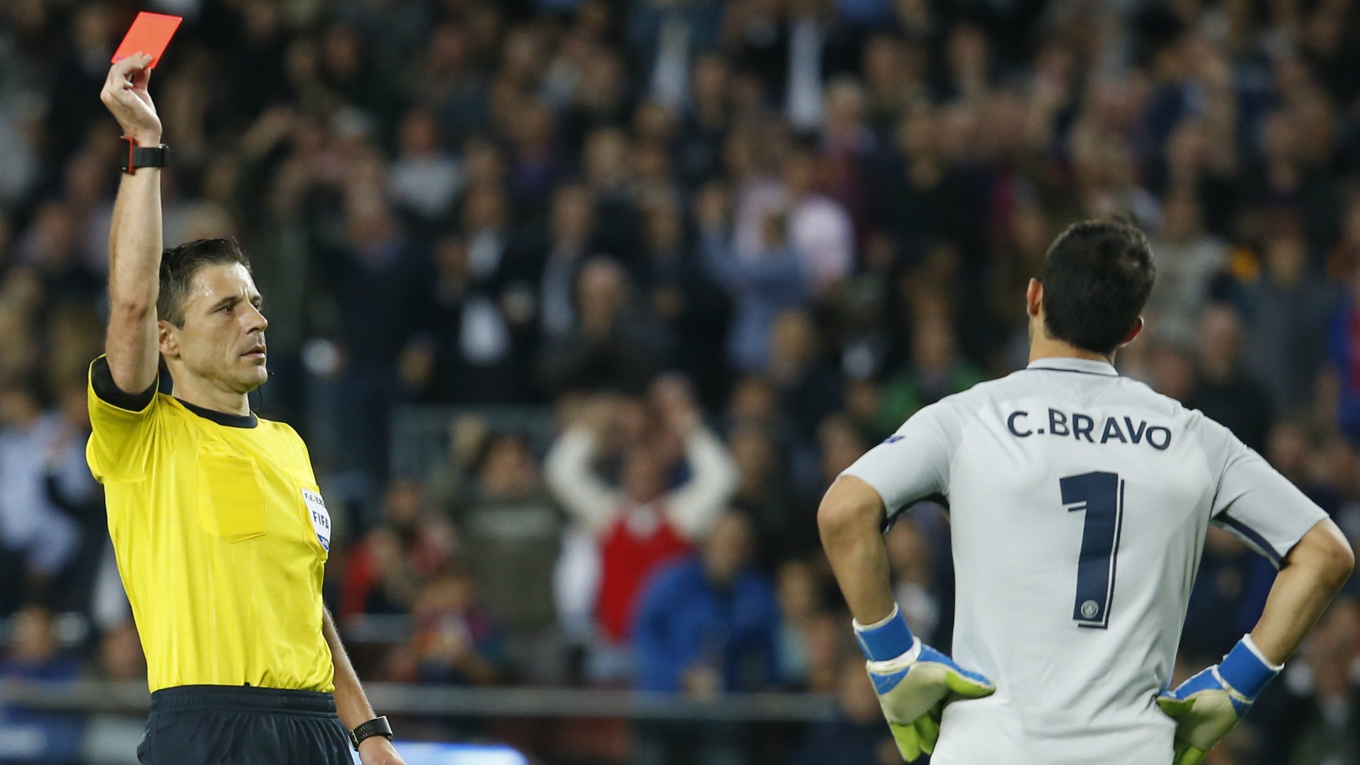 Claudio Bravo arrasado em Inglaterra