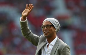 Ronaldinho regressa ao Barcelona como embaixador