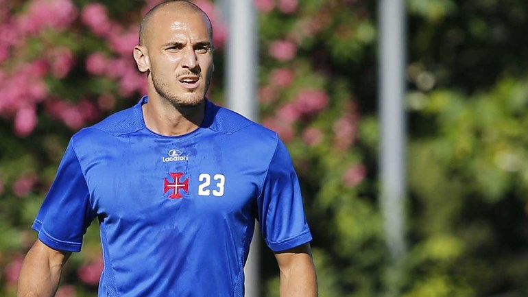 «Errei ao forçar a saída do Benfica, Jesus queria que eu ficasse»