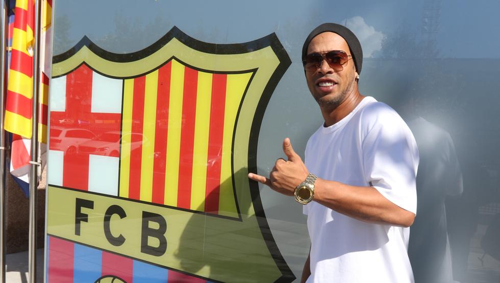 Ronaldinho deixa responsáveis do Barcelona embaraçados