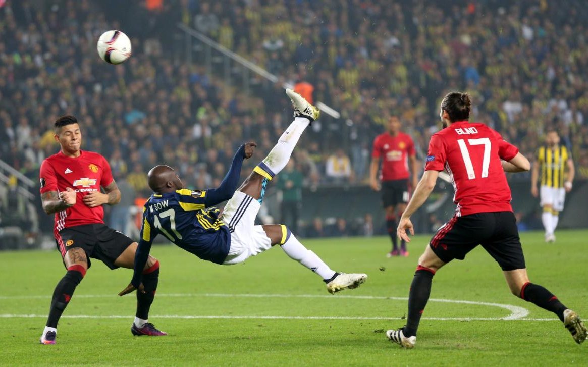 Moussa Sow marca golo acrobático sensacional ao Manchester United