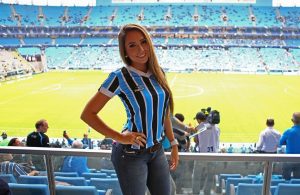 Grémio vê o estádio interditado por causa desta bela jovem
