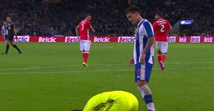 Otávio perdeu a cabeça e cuspiu em Ederson