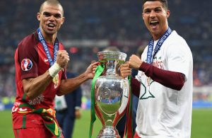 Quatro portugueses nos candidatos à equipa do ano da UEFA