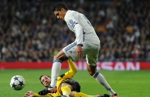 Varane assaltado durante o jogo com o Dortmund