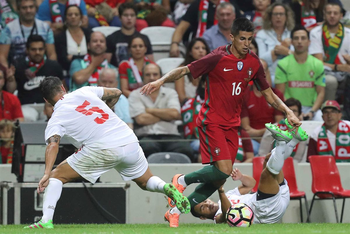 Barcelona garante contratação de Cancelo
