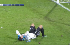 Anthony Lopes atingido por um petardo