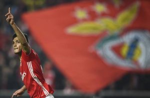 Benfica vence derby e deixa Sporting a cinco pontos