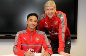 OFICIAL: De operário de fábrica de automóveis a jogador do Arsenal