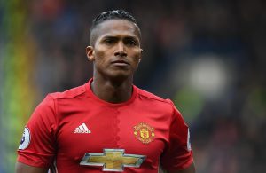 OFICIAL: Antonio Valencia renova com o Manchester United
