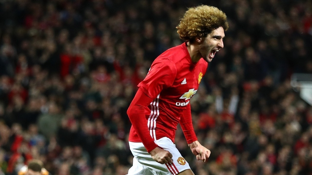 OFICIAL: Marouane Fellaini renova com o Manchester United
