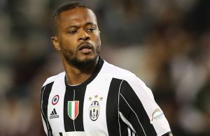 Manchester United quer fazer regressar Evra