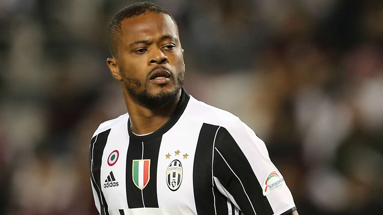 Manchester United quer fazer regressar Evra