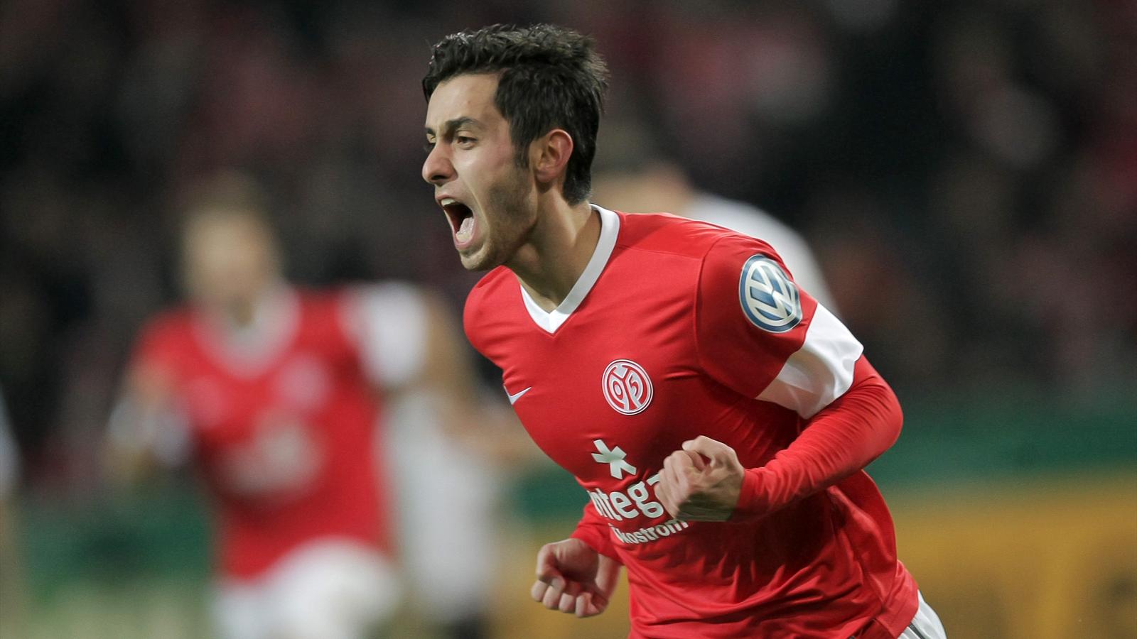 OFICIAL: Wolfsburgo contrata internacional turco por 12,5 milhões de euros