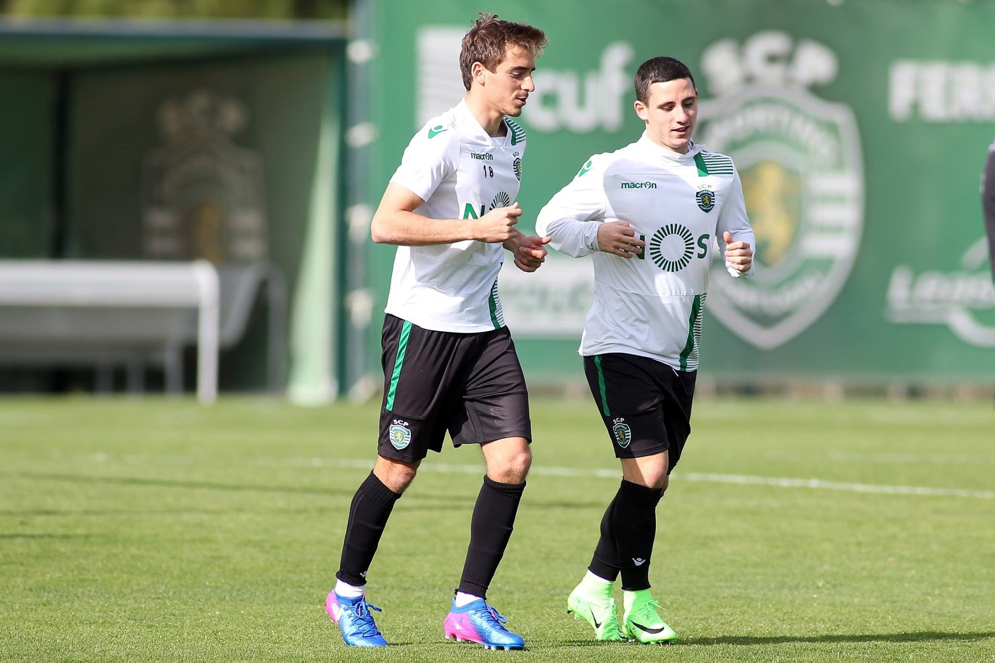 Jogadores juntam-se para falar com a DGS